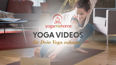Frau übt Online-Yoga zuhause. Text: YogaMeHome - Yoga Videos für dein Yoga zuhause